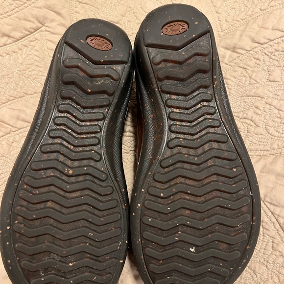 UGG woman’s size 6 shoes - Picture 5 of 6